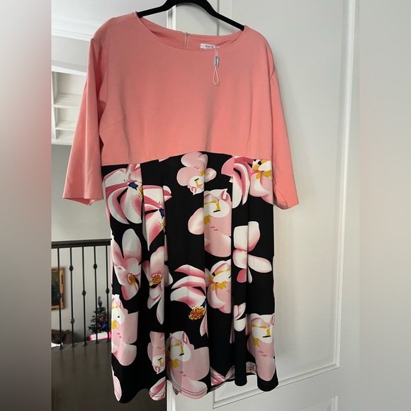 SOLD.New floral dress in plus size. - Picture 4 of 6